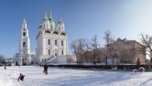 Надвратная соборная колокольня, Успенский собор и здание консистории справа)