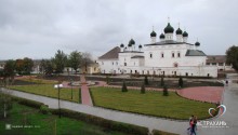 Центральная площадь кремля между Троицким и Успенским соборами)
