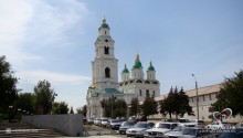 Астраханский кремль (Успенский собор и Пречистенская колокольня) со стороны Братского сада)