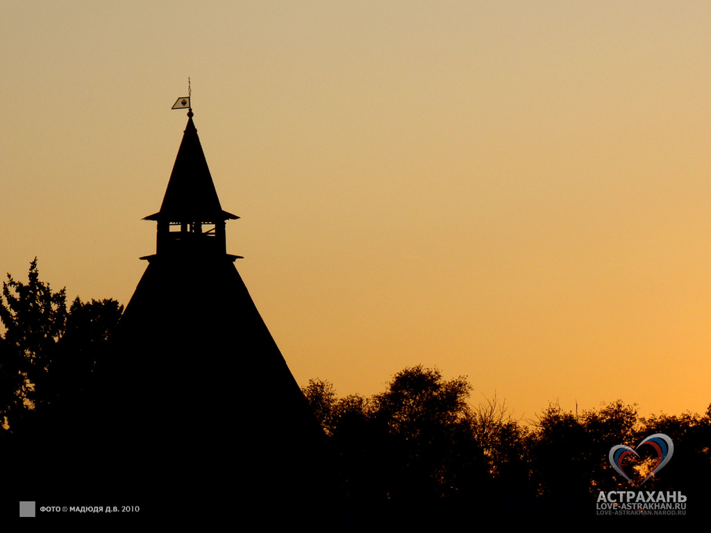 Башня «Красные ворота» на закате