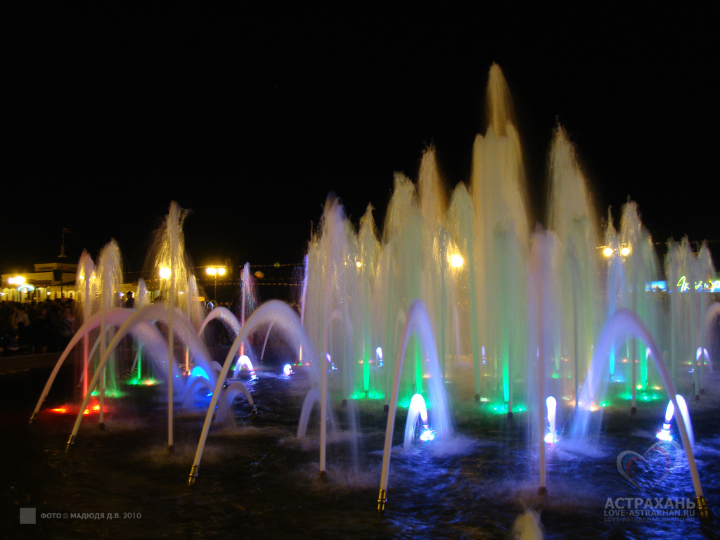 Городская набережная, Петровский светомузыкальный фонтан