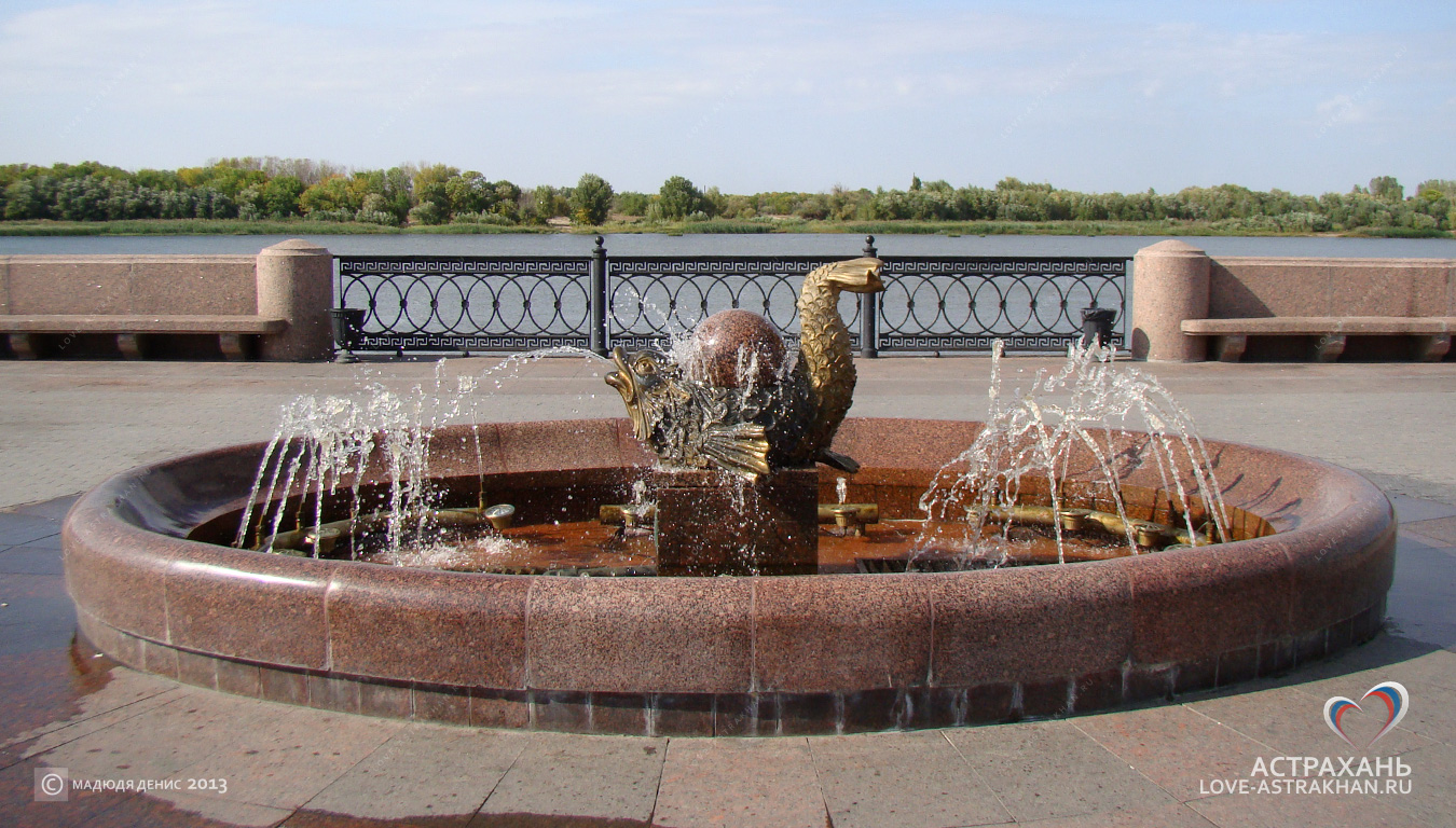 Фонтан «Рыбка» на городской набережной Астрахани