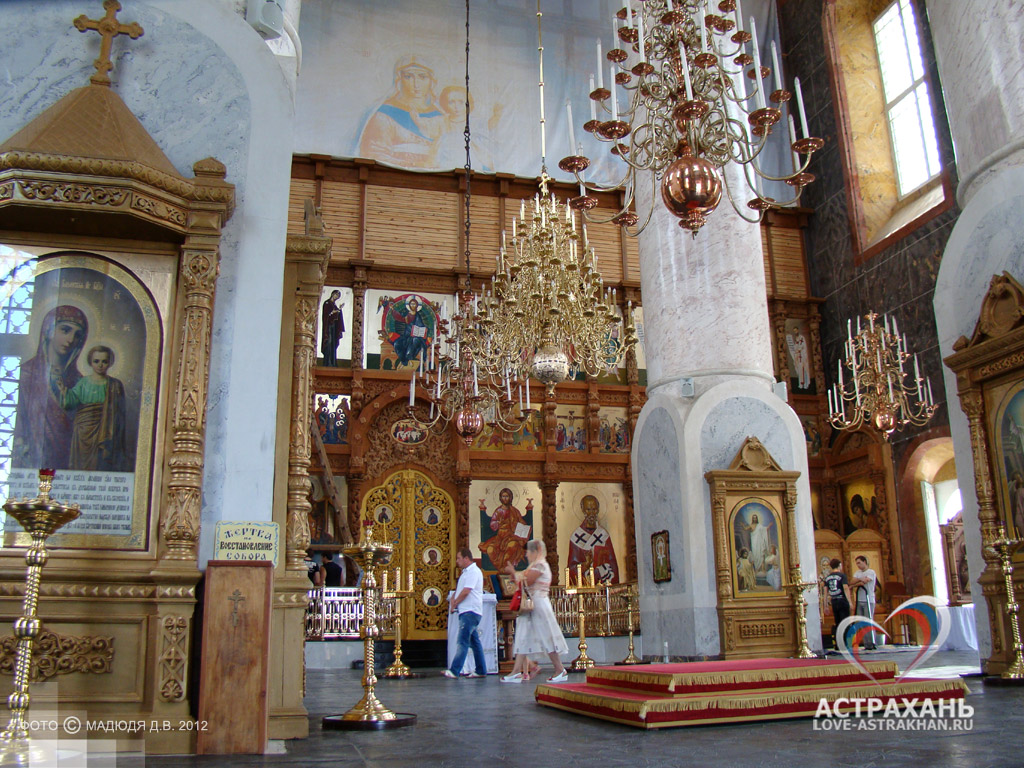 Убранство верхнего храма Успенского собора Астрахани