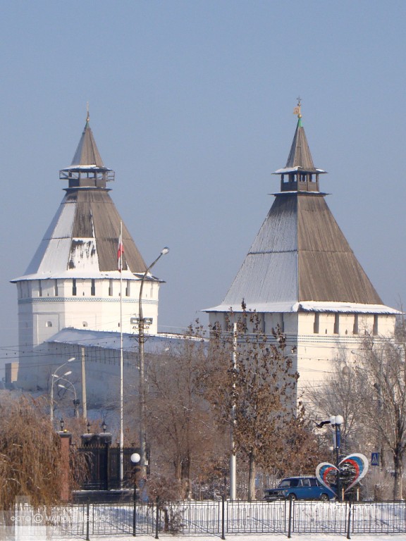 Башни кремля: «Красные ворота» и Крымская башня