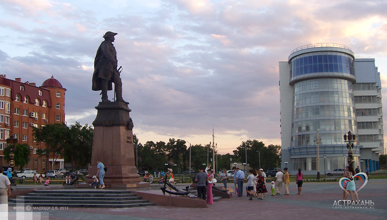 Площадь у памятника Петру Первому