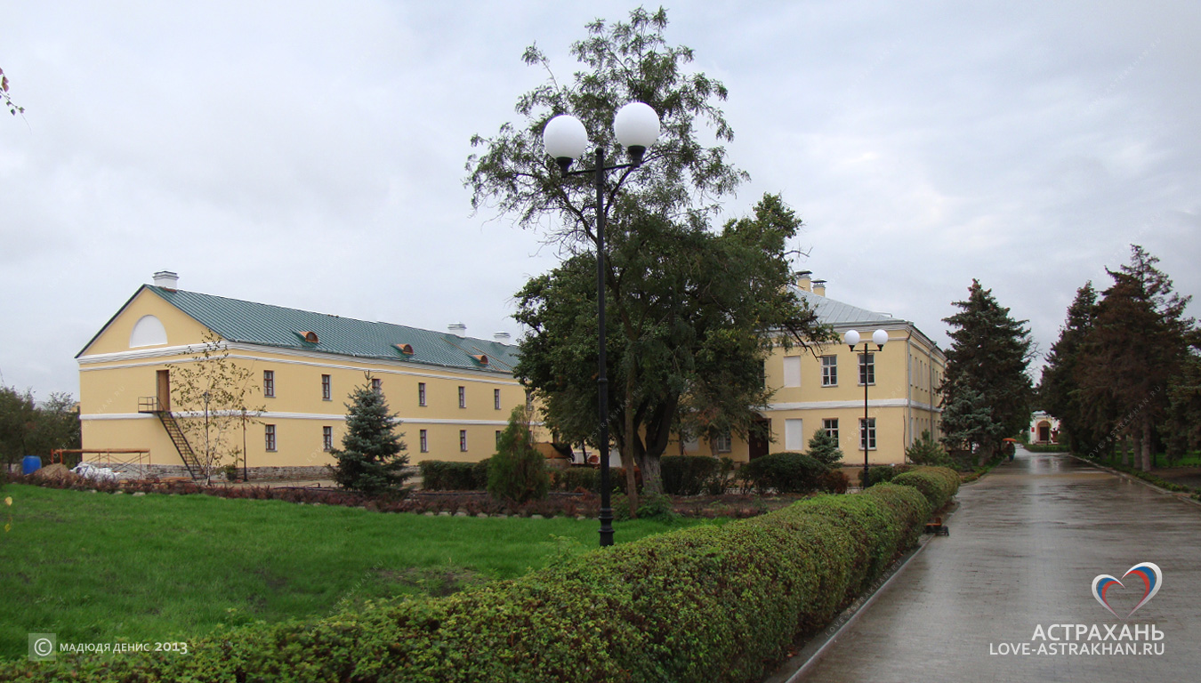 Солдатская казарма и офицерские светлицы (штаб и обер-офицерский дом) на территории кремля