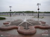 Фонтан-шутиха «Водный аттракцион» на городской набережной Астрахани)