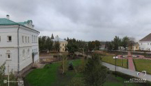 Центральная площадь кремля, слева здание Консистории, справа Троицкий собор)