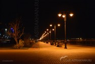 Астраханская городская набережная в ночное время)